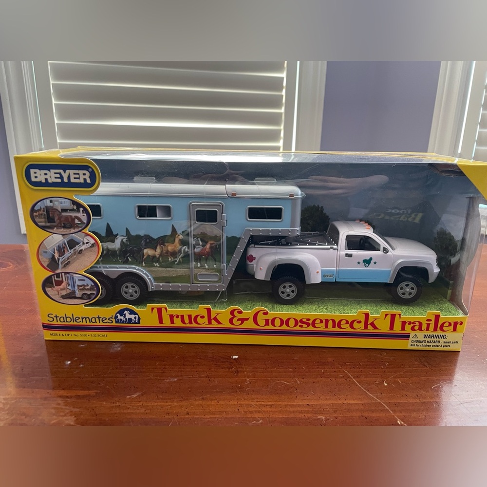 Breyer Stablemates White and Blue Truck & Gooseneck Trailer